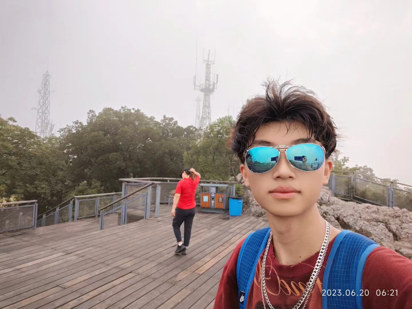 姜梓在户外的照片